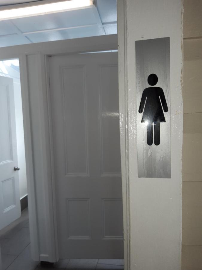 Travellers Paradise Cairns Eksteriør bilde A door with a pictogram for a women's toilet