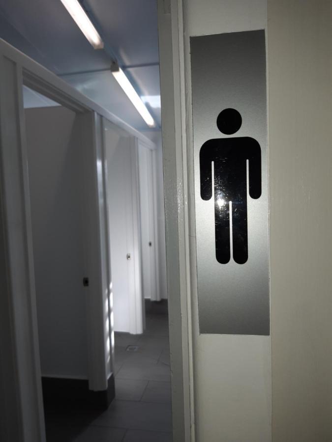 Travellers Paradise Cairns Eksteriør bilde A men's restroom sign