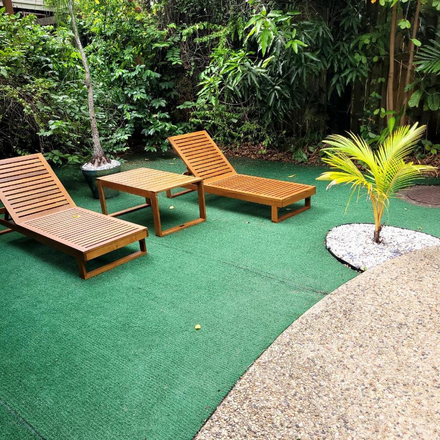 Travellers Paradise Cairns Eksteriør bilde Artificial grass in a garden