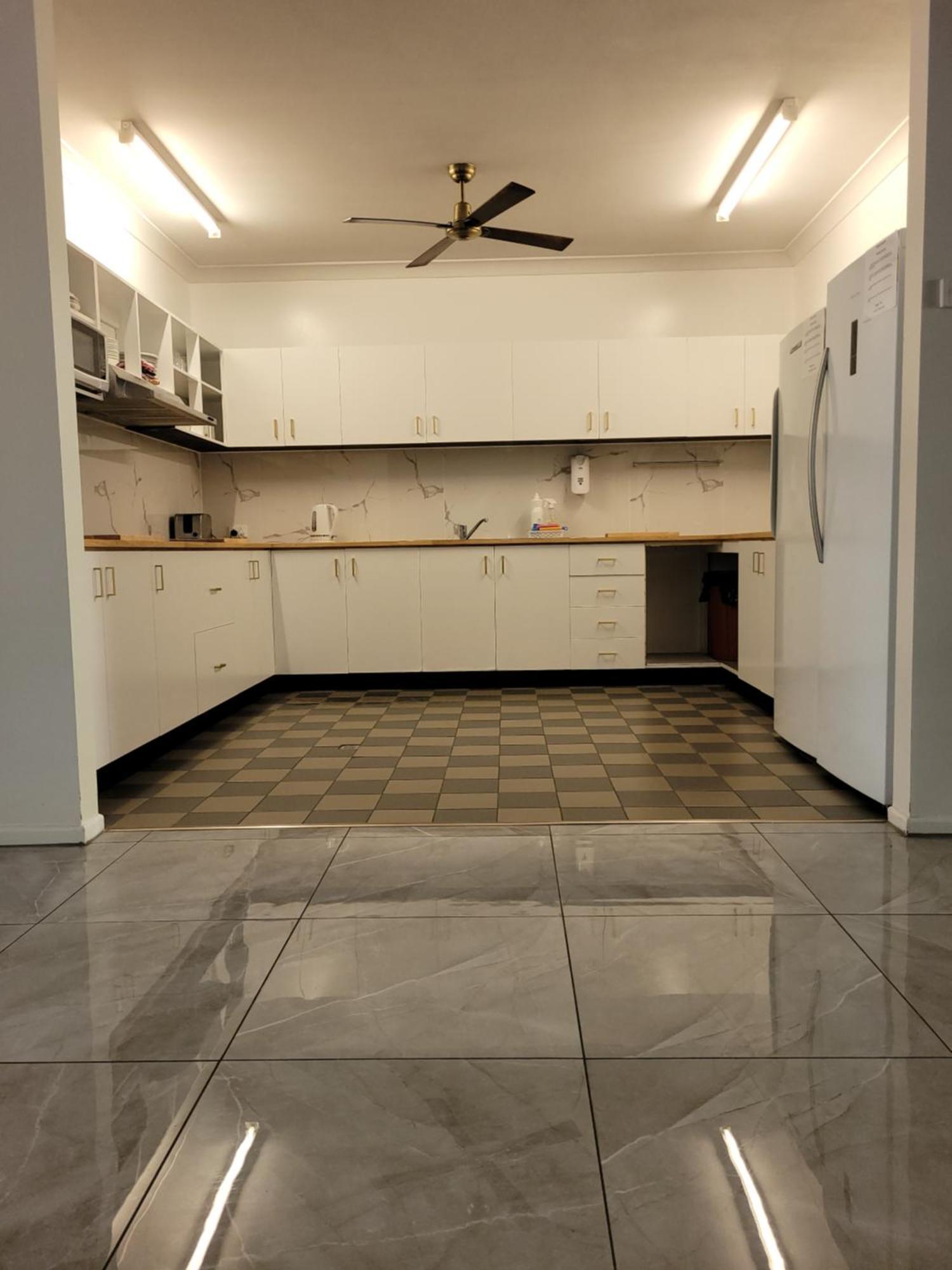 Travellers Paradise Cairns Eksteriør bilde A kitchen in a typical apartment