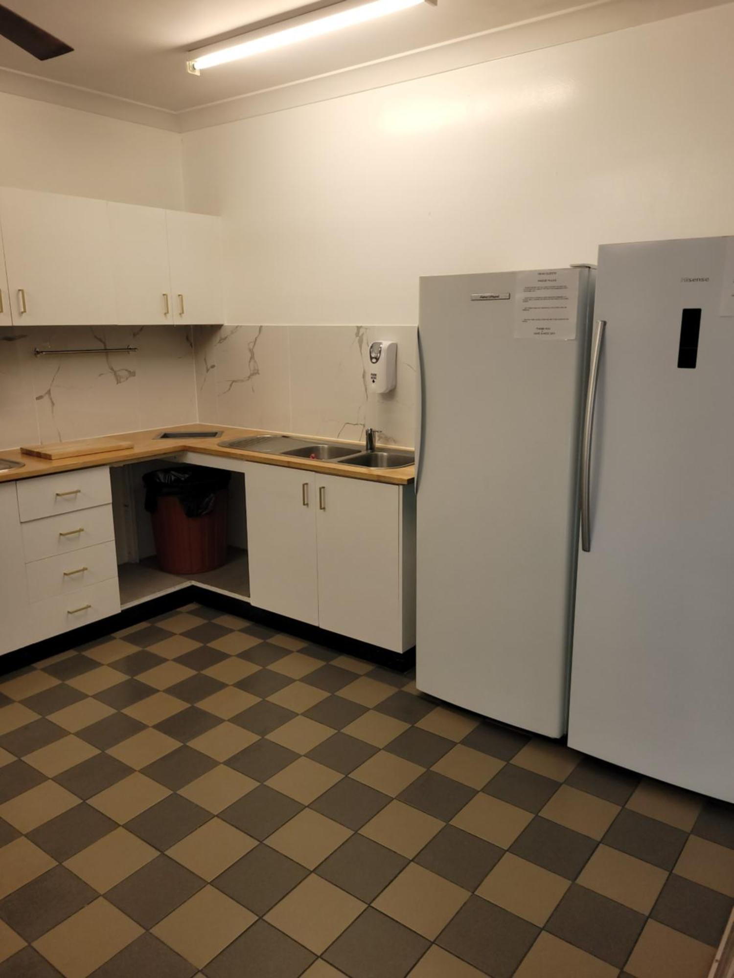 Travellers Paradise Cairns Eksteriør bilde A typical kitchen in a student residence hall