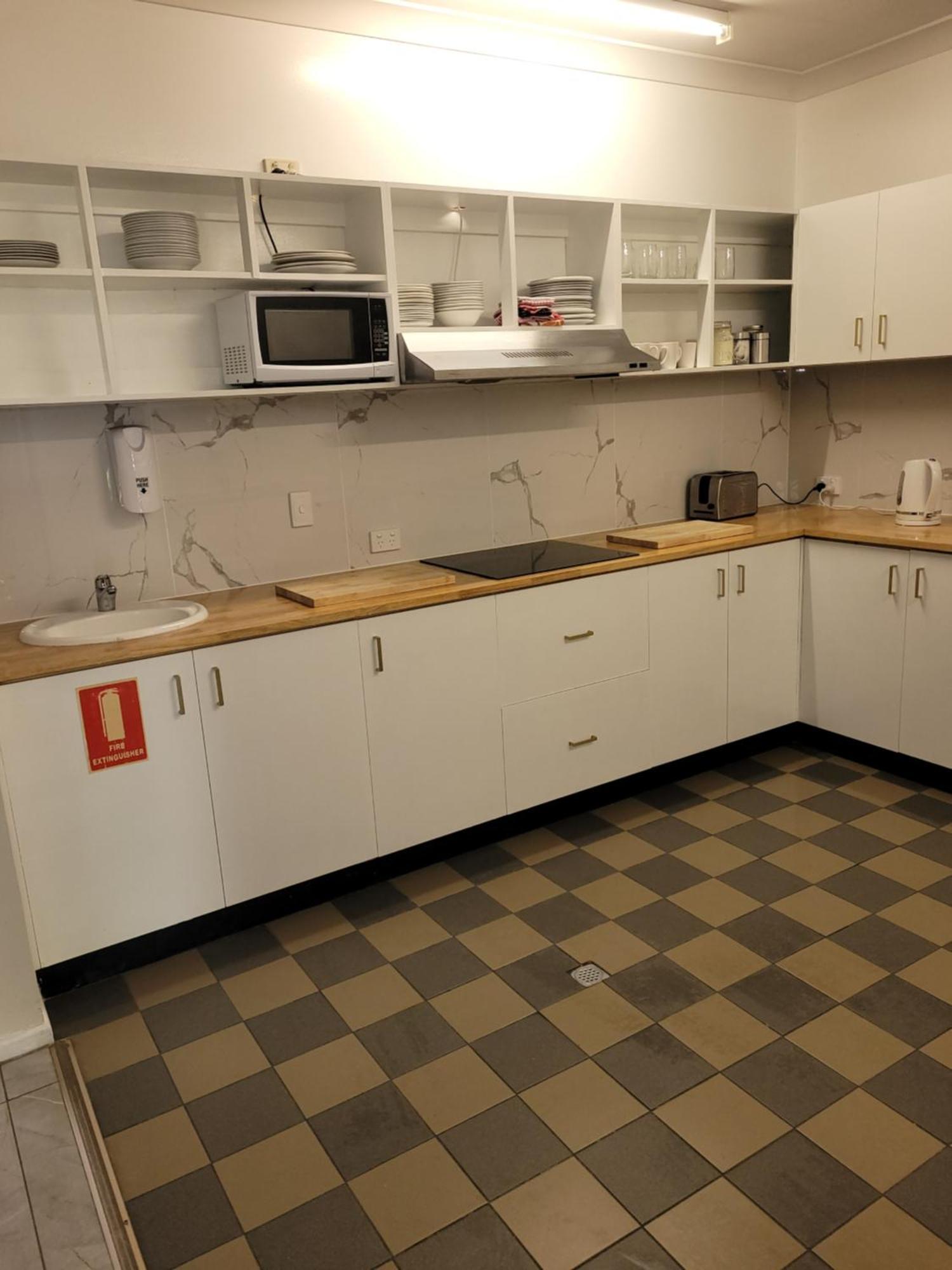 Travellers Paradise Cairns Eksteriør bilde A kitchen in a student apartment
