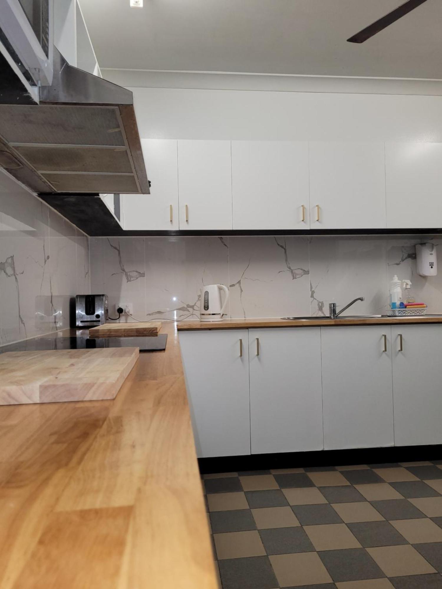 Travellers Paradise Cairns Eksteriør bilde A typical kitchen in a hostel