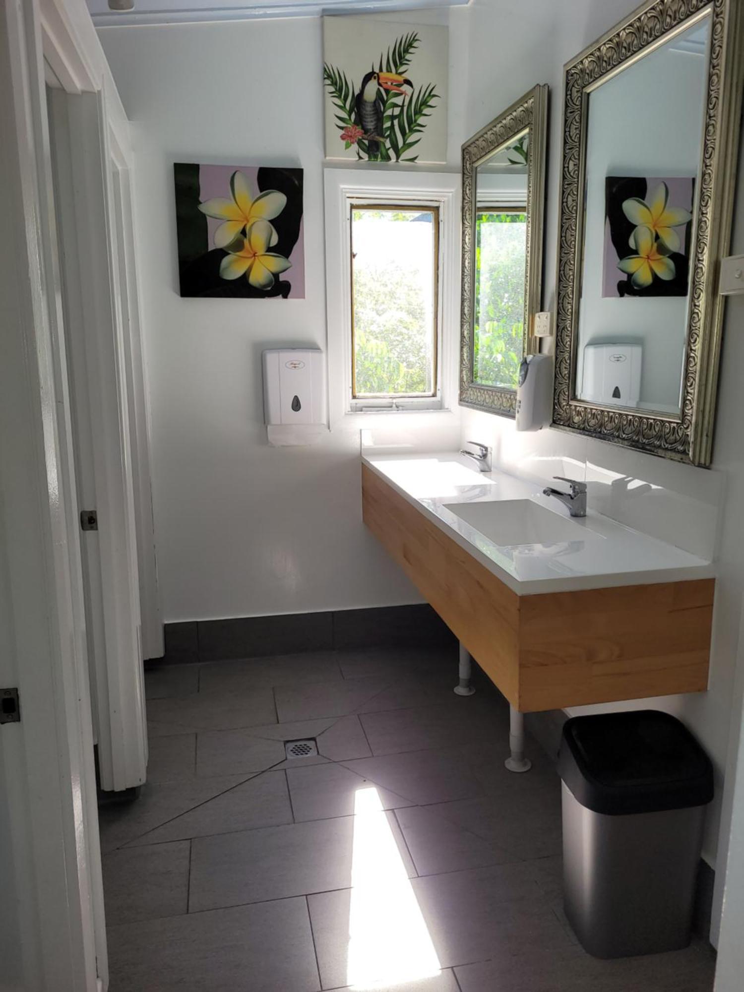 Travellers Paradise Cairns Eksteriør bilde A modern bathroom