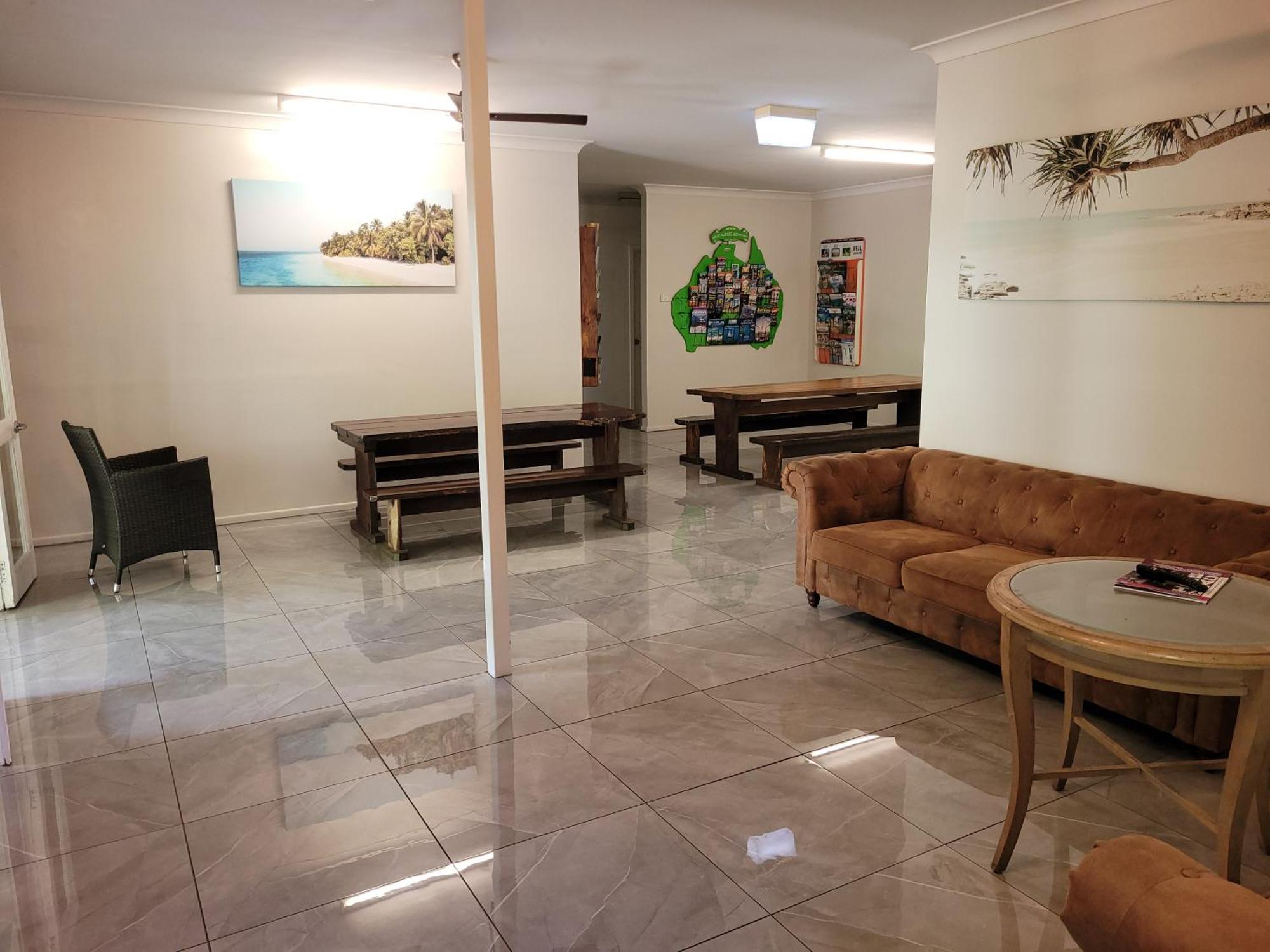 Travellers Paradise Cairns Eksteriør bilde The lobby of the hostel