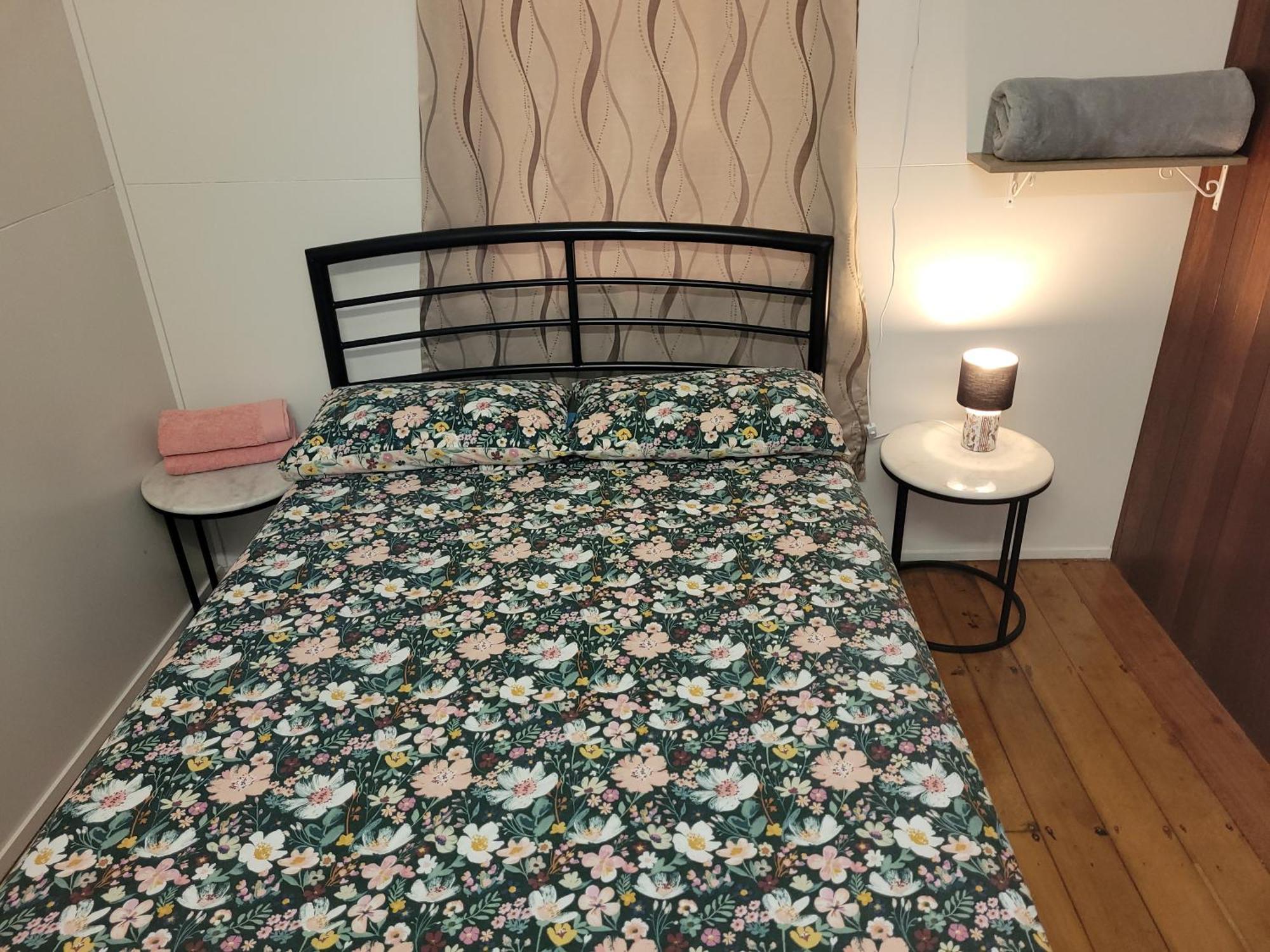 Travellers Paradise Cairns Eksteriør bilde A bed with a mattress