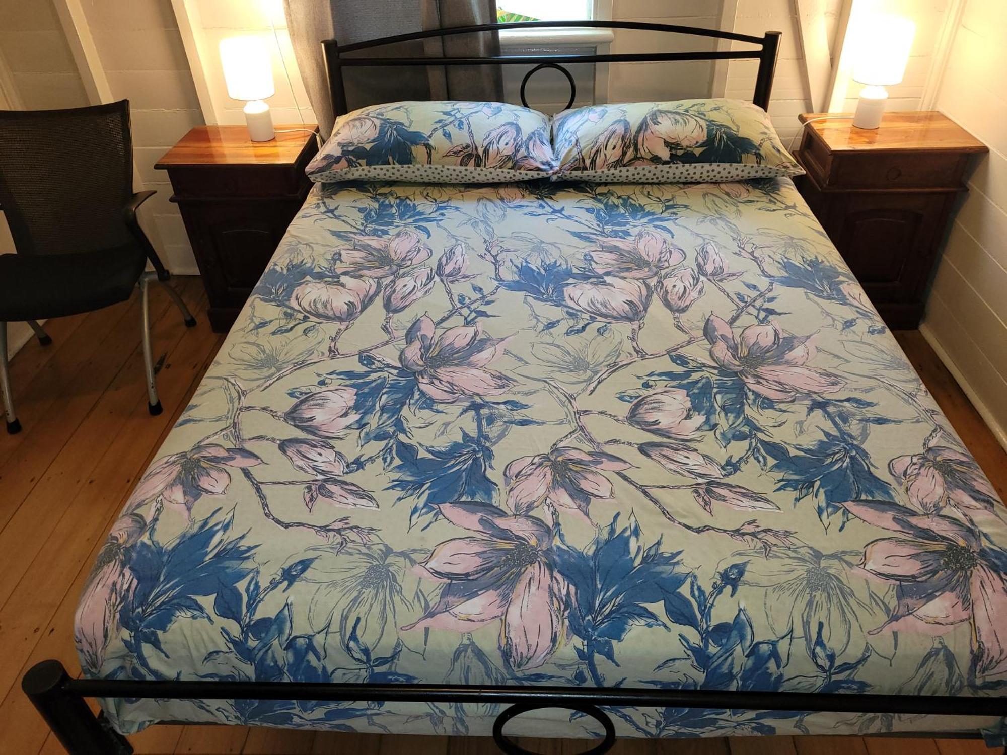 Travellers Paradise Cairns Eksteriør bilde A bed with a fitted sheet