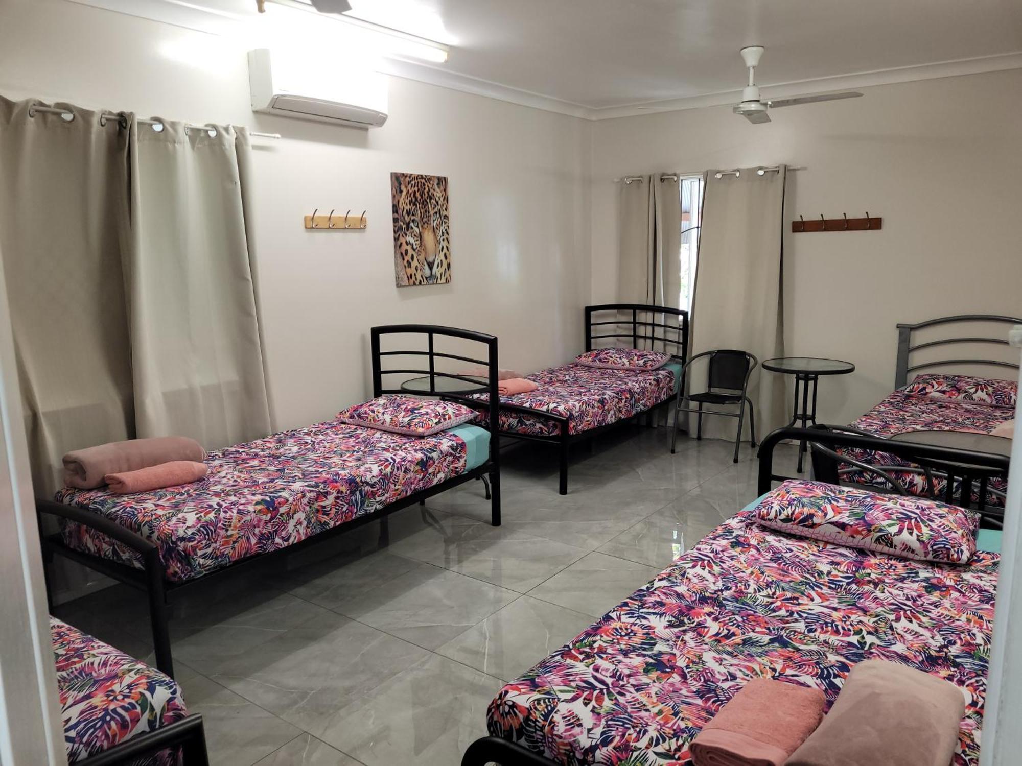 Travellers Paradise Cairns Eksteriør bilde A room at the hostel