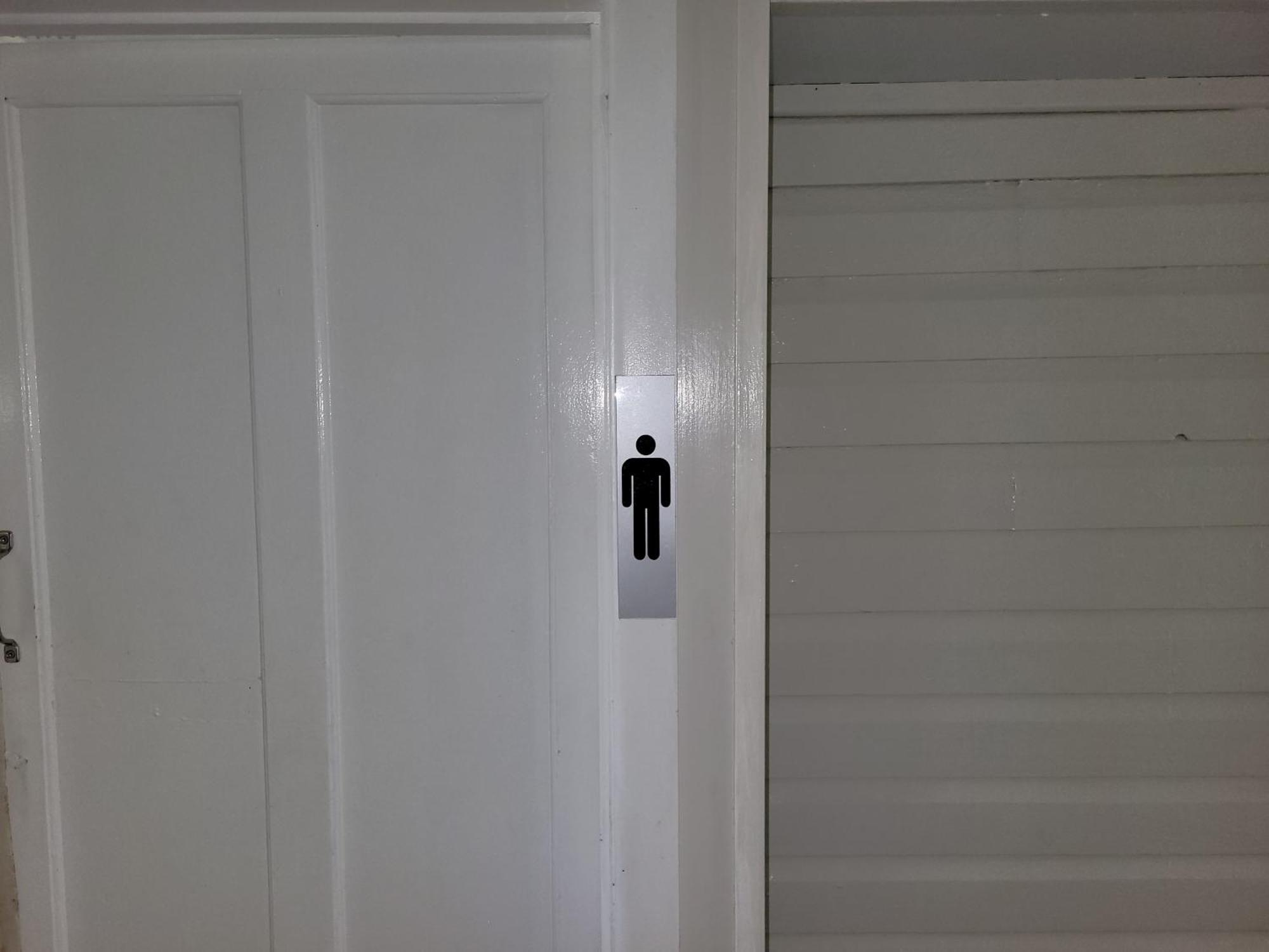 Travellers Paradise Cairns Eksteriør bilde A male toilet sign