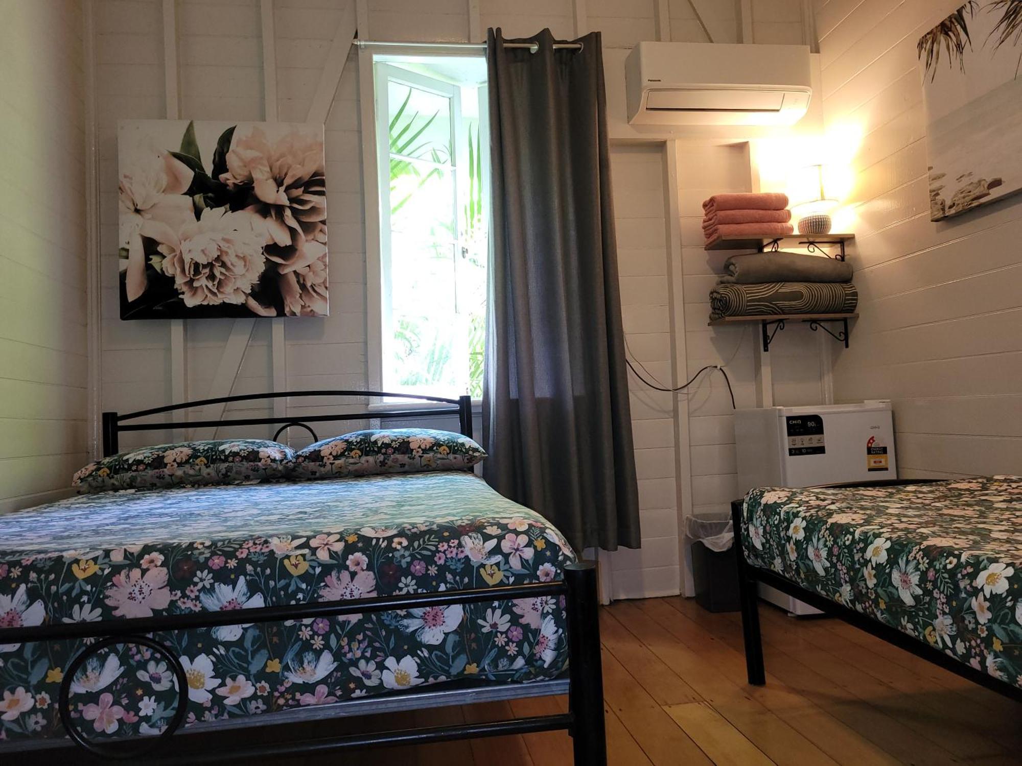 Travellers Paradise Cairns Eksteriør bilde A room at the hostel