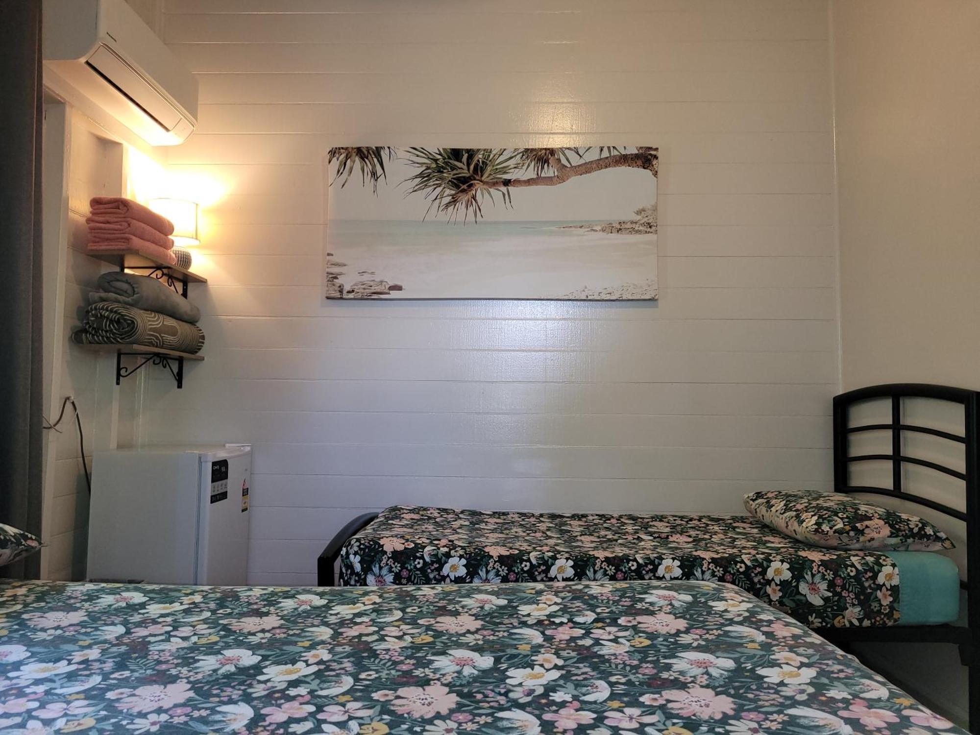 Travellers Paradise Cairns Eksteriør bilde A room at the hostel