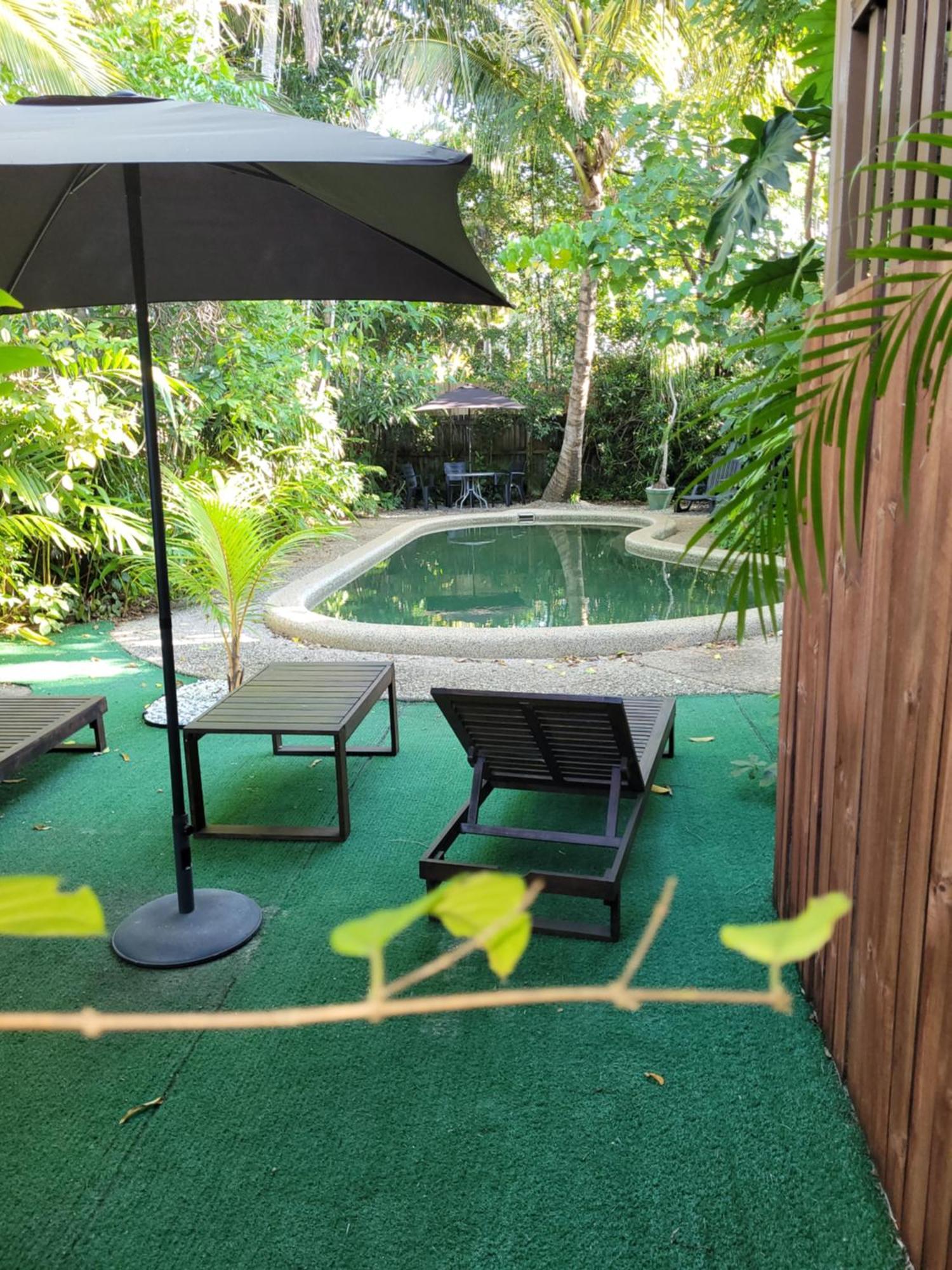 Travellers Paradise Cairns Eksteriør bilde A private pool at a resort in Thailand