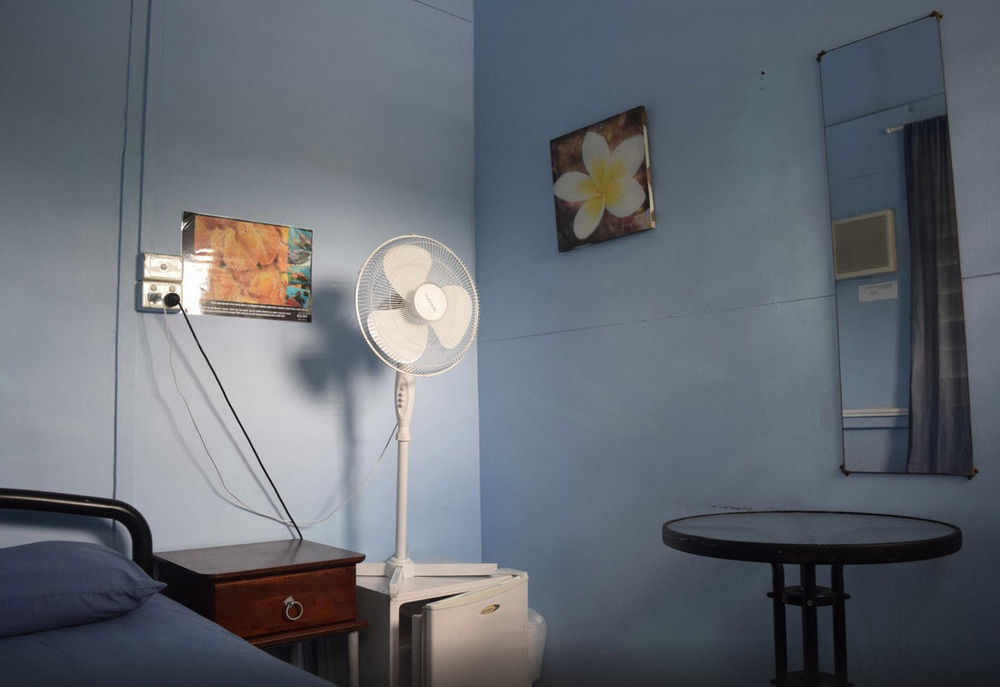 Travellers Paradise Cairns Eksteriør bilde A room at the hostel