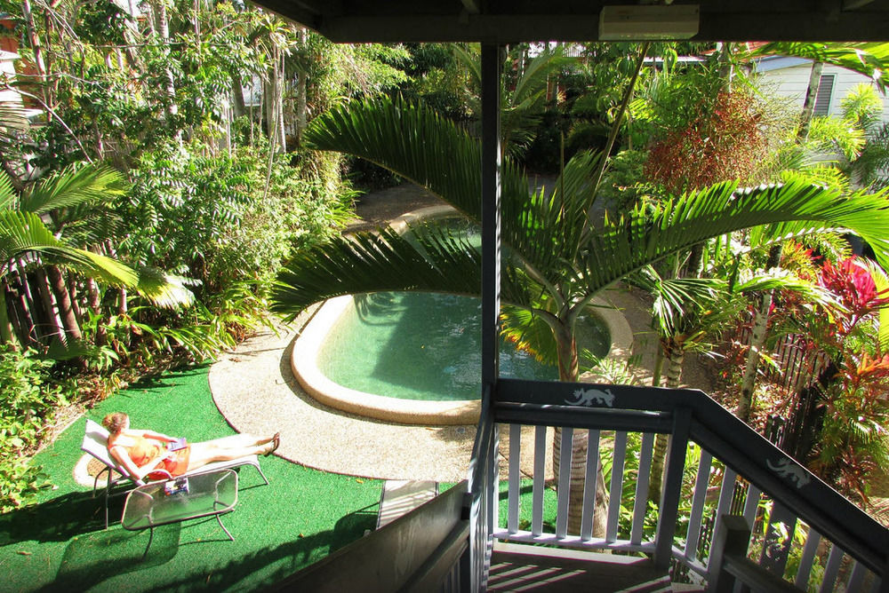 Travellers Paradise Cairns Eksteriør bilde A view of the pool at the resort