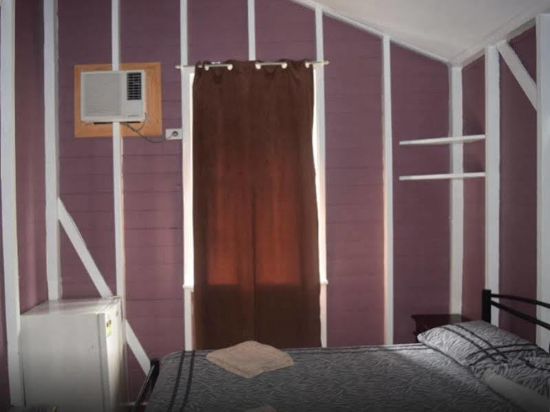 Travellers Paradise Cairns Eksteriør bilde A room in a typical Japanese capsule hotel