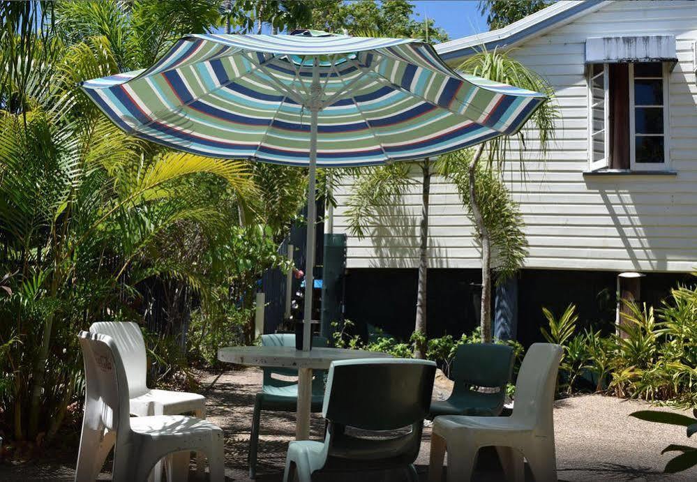 Travellers Paradise Cairns Eksteriør bilde A patio umbrella